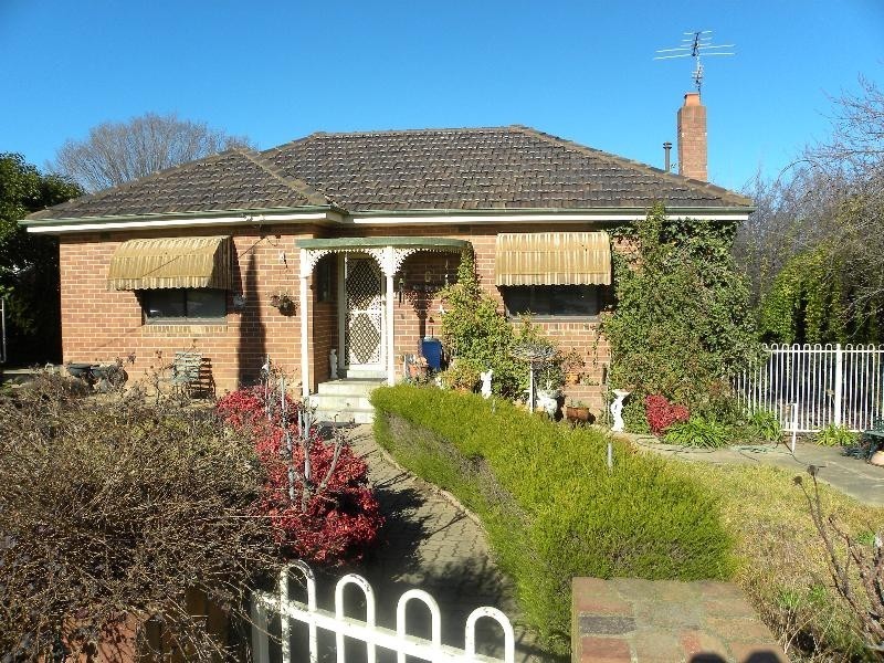 6 Lovell Street, Young NSW 2594