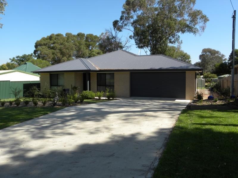 2a Cram Avenue, Young NSW 2594