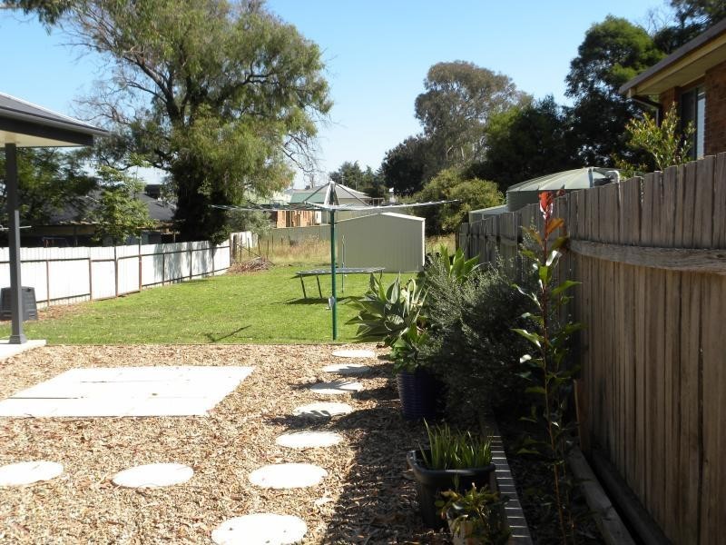 2a Cram Avenue, Young NSW 2594