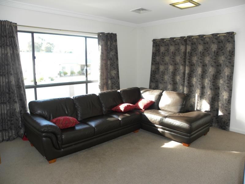 4 Settlers Place, Young NSW 2594