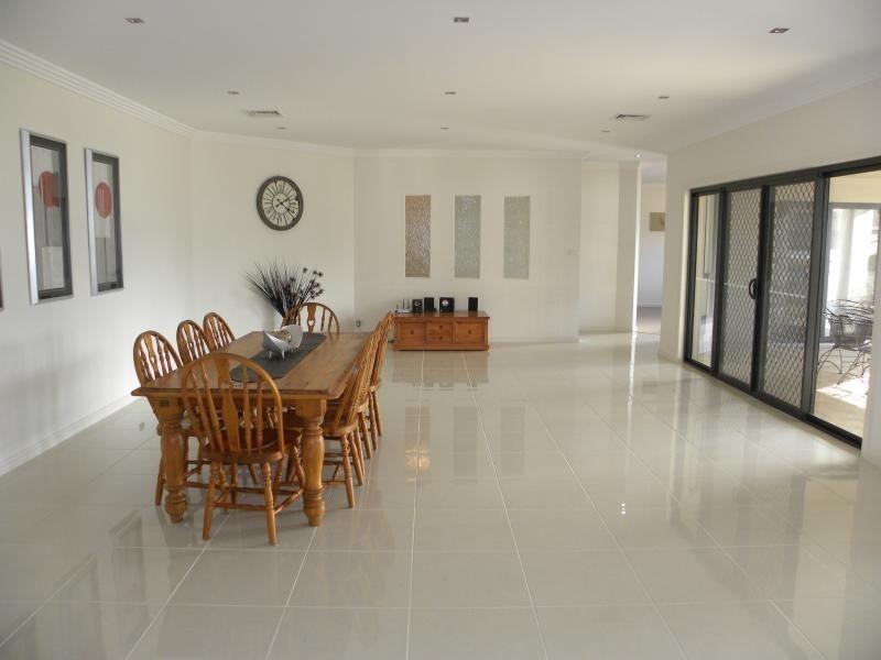 4 Settlers Place, Young NSW 2594