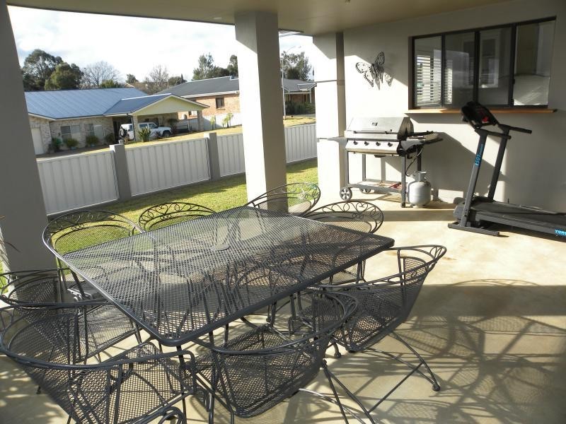 4 Settlers Place, Young NSW 2594