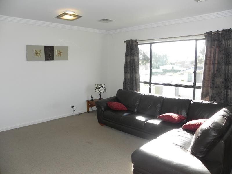 4 Settlers Place, Young NSW 2594