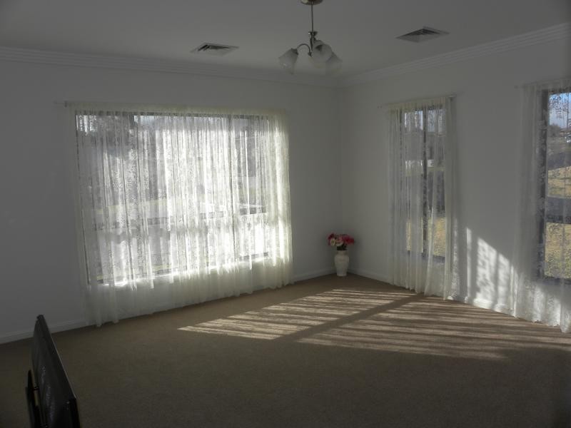 4 Settlers Place, Young NSW 2594
