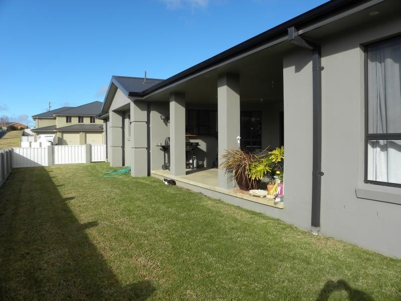 4 Settlers Place, Young NSW 2594