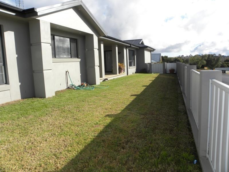 4 Settlers Place, Young NSW 2594