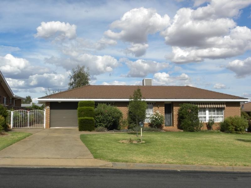 73 Fontenoy St, Young NSW 2594