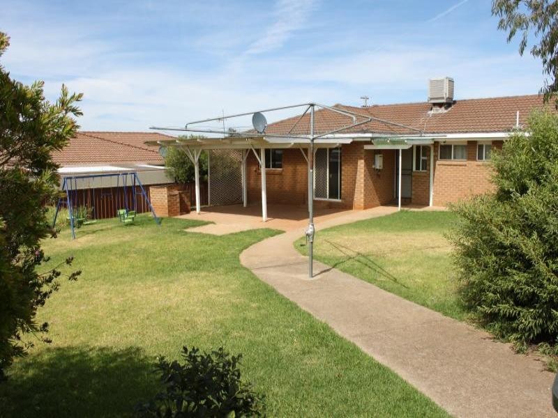 73 Fontenoy St, Young NSW 2594
