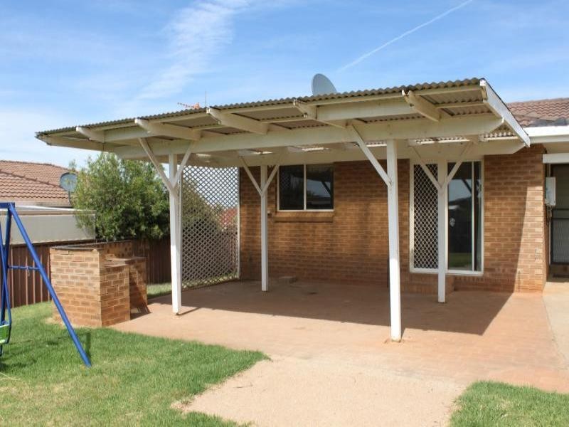 73 Fontenoy St, Young NSW 2594