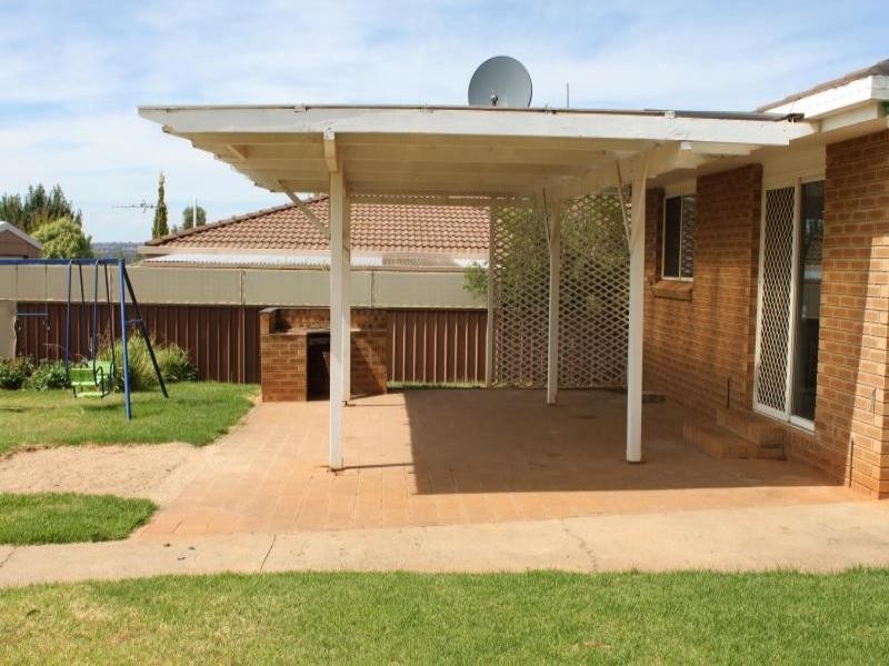 73 Fontenoy St, Young NSW 2594