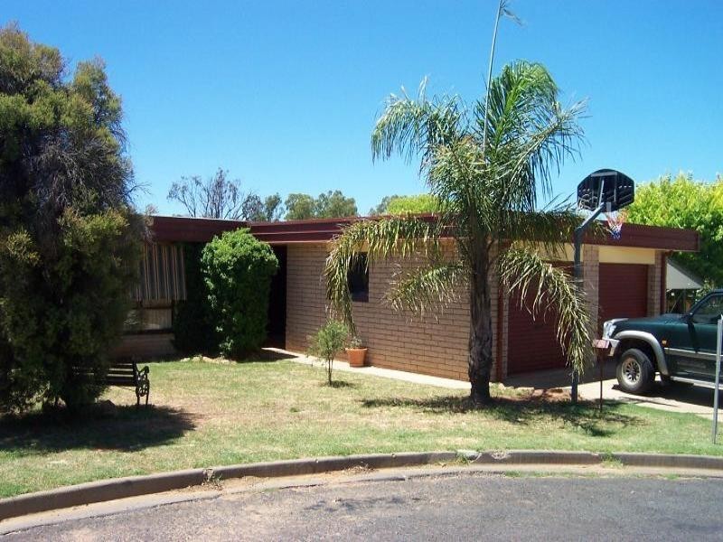 16 Crichton Cresent, Young NSW 2594