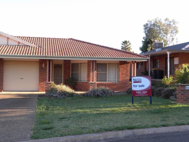 1/32 Pineview Circuit, Young NSW 2594