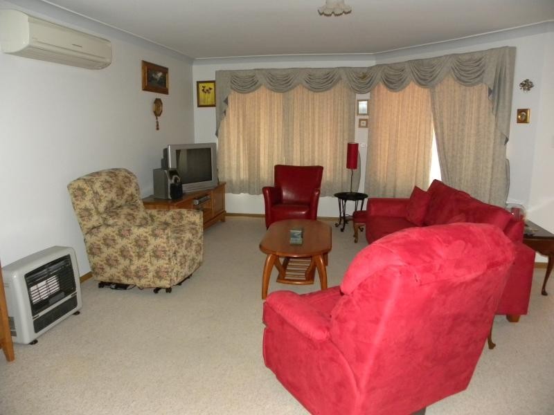 1/32 Pineview Circuit, Young NSW 2594