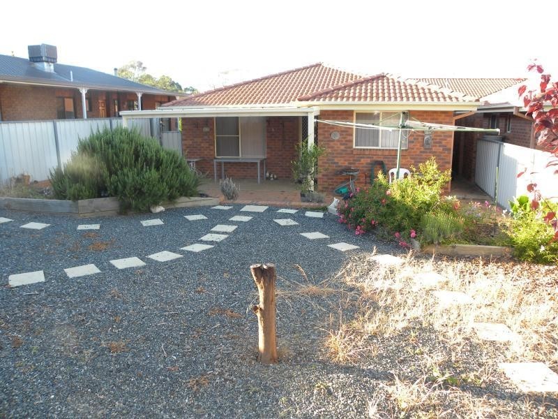 1/32 Pineview Circuit, Young NSW 2594