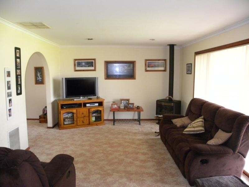 8 Back Creek Road, Young NSW 2594