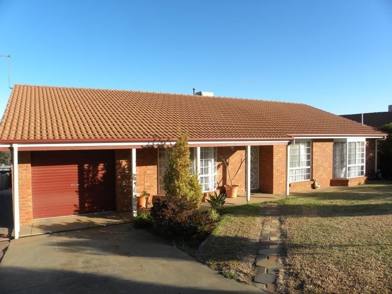 8 Martin Court, Young NSW 2594