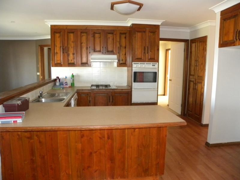 8 Martin Court, Young NSW 2594