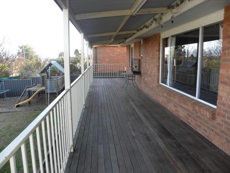 8 Martin Court, Young NSW 2594