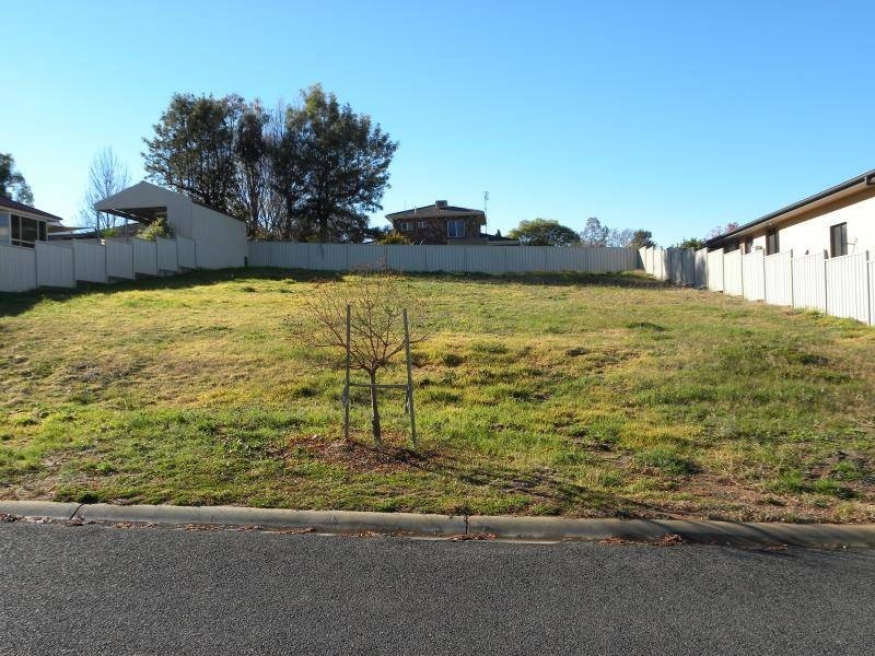 4 Bailes Crescent, Young NSW 2594