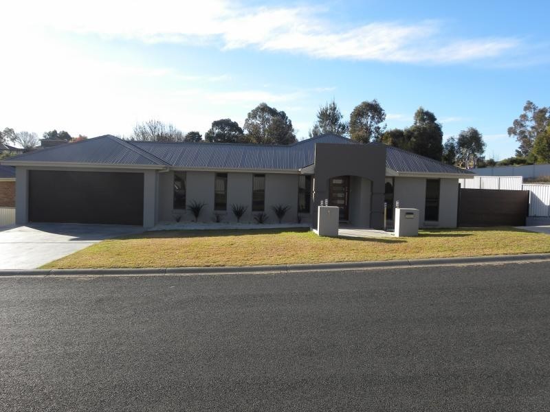 1 Settlers Place, Young NSW 2594