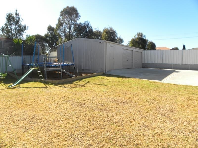 1 Settlers Place, Young NSW 2594