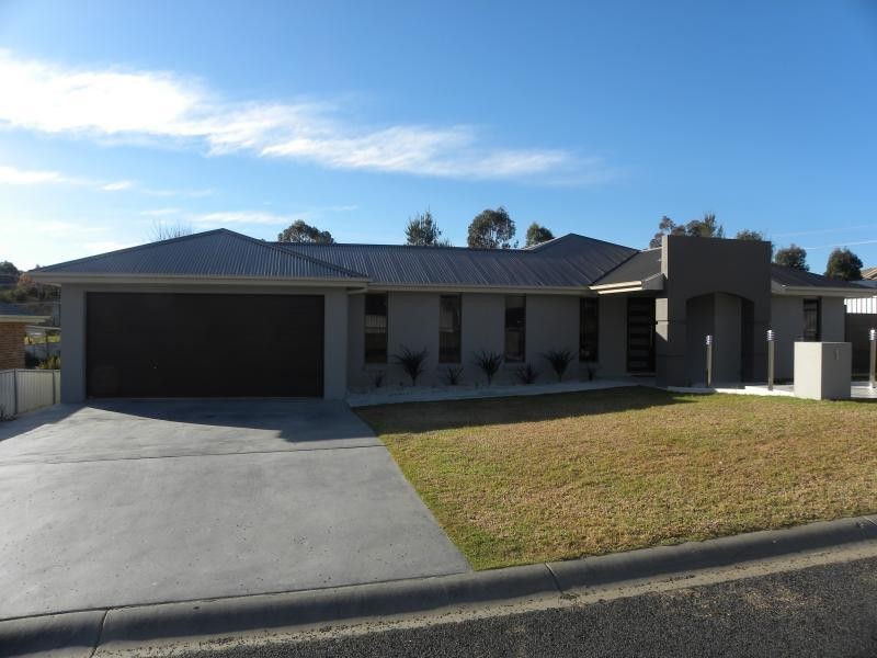 1 Settlers Place, Young NSW 2594