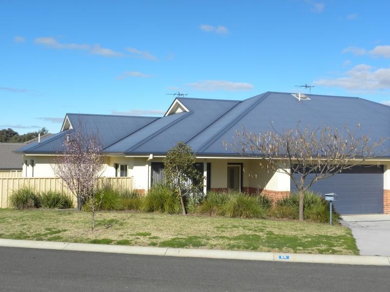 8A Hayden Place, Young NSW 2594