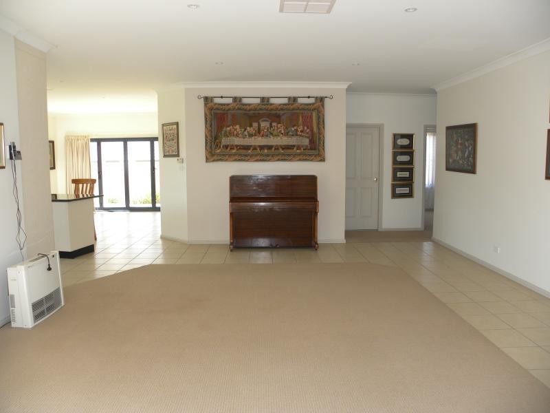 8A Hayden Place, Young NSW 2594