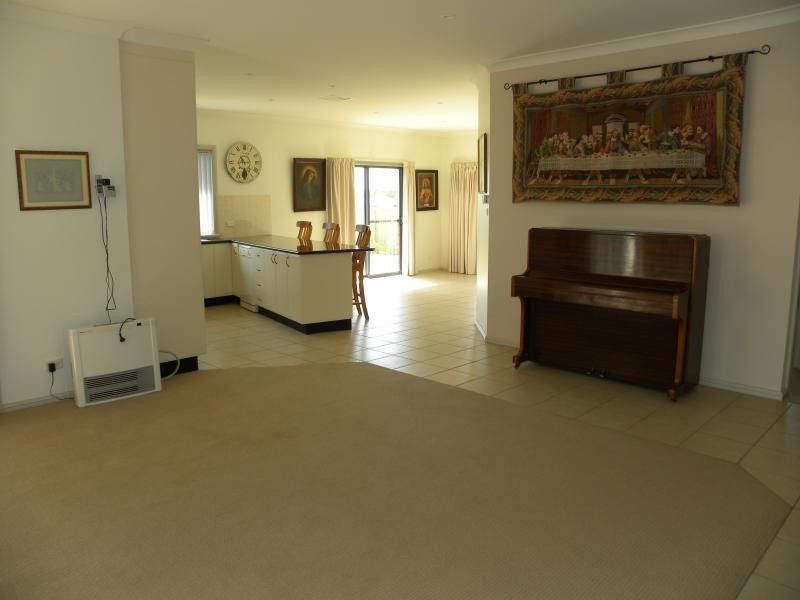 8A Hayden Place, Young NSW 2594