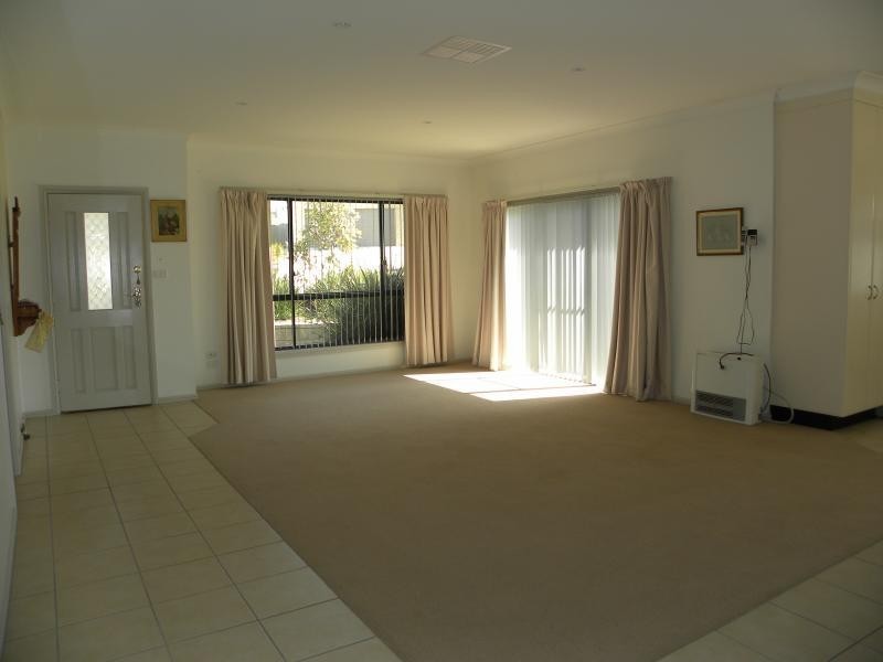 8A Hayden Place, Young NSW 2594