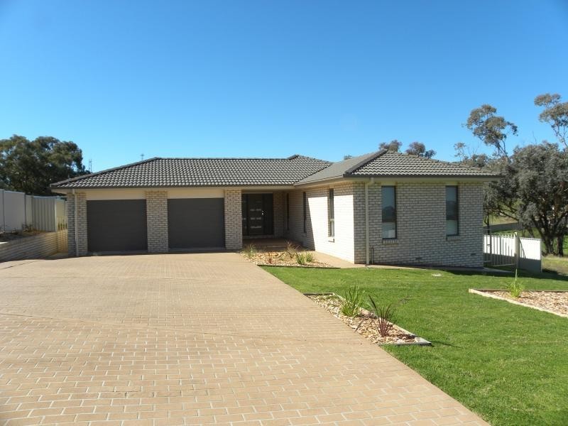 18 Giugni Place, Young NSW 2594