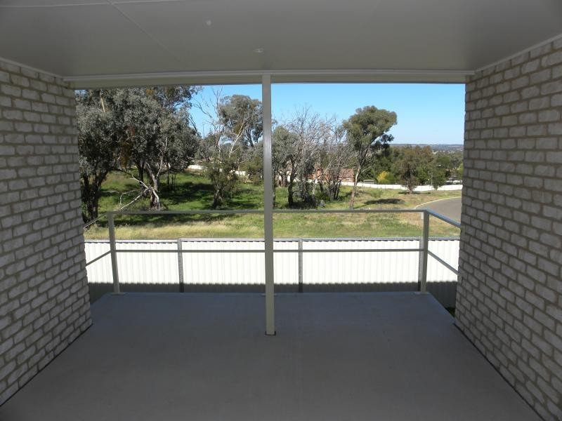18 Giugni Place, Young NSW 2594