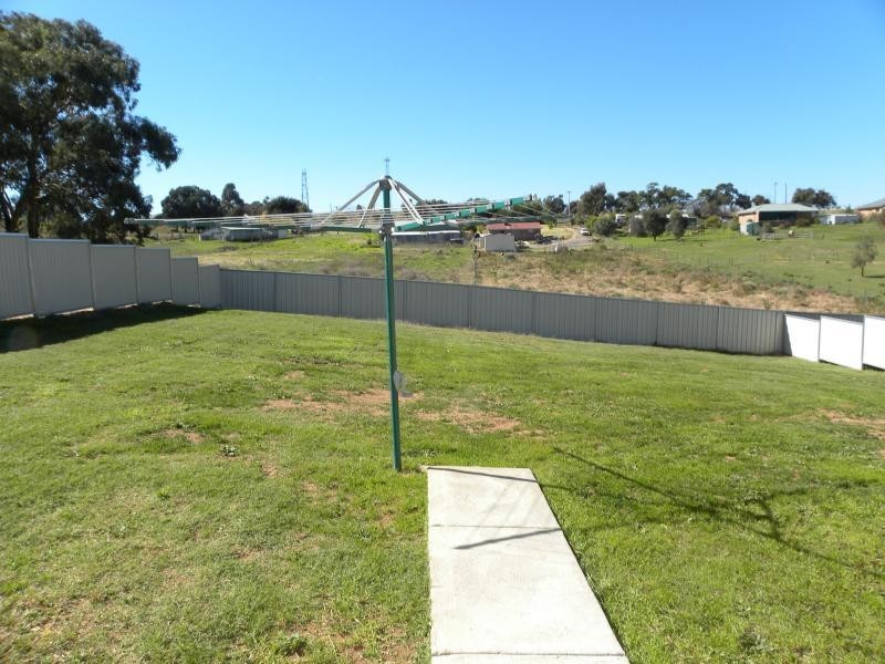 18 Giugni Place, Young NSW 2594