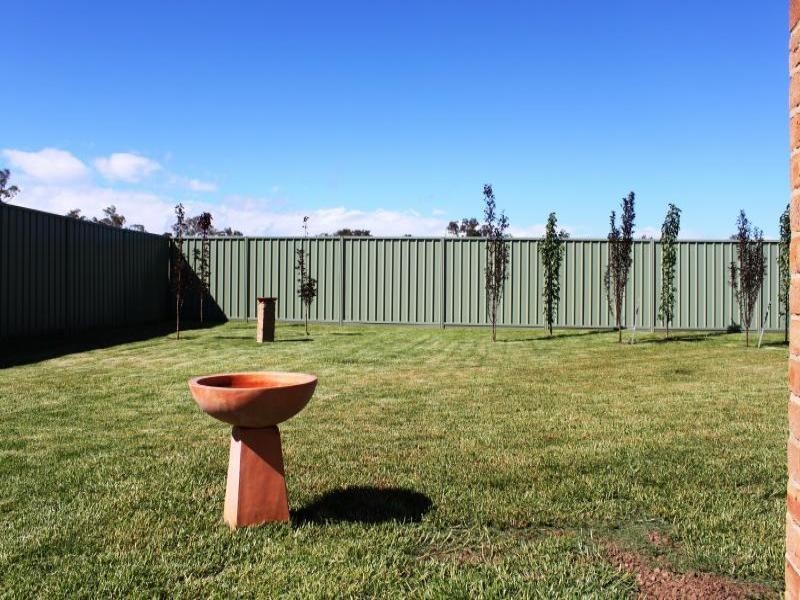 7 Garland Place, Young NSW 2594