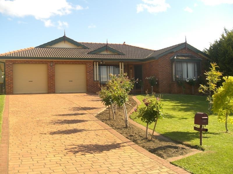 8 Pineview Circuit, Young NSW 2594