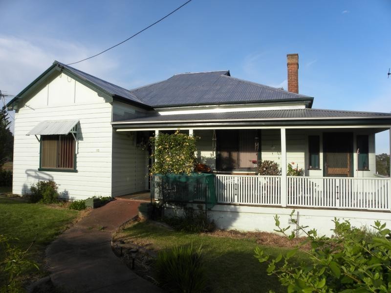 13 Briggs Street, Young NSW 2594