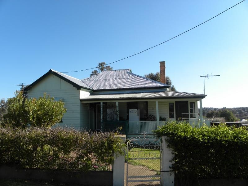 13 Briggs Street, Young NSW 2594