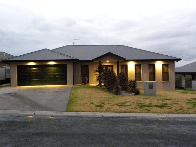 8 Gold Court, Young NSW 2594