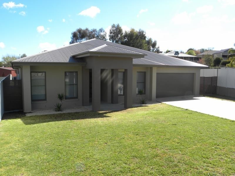11 Settlers Place, Young NSW 2594
