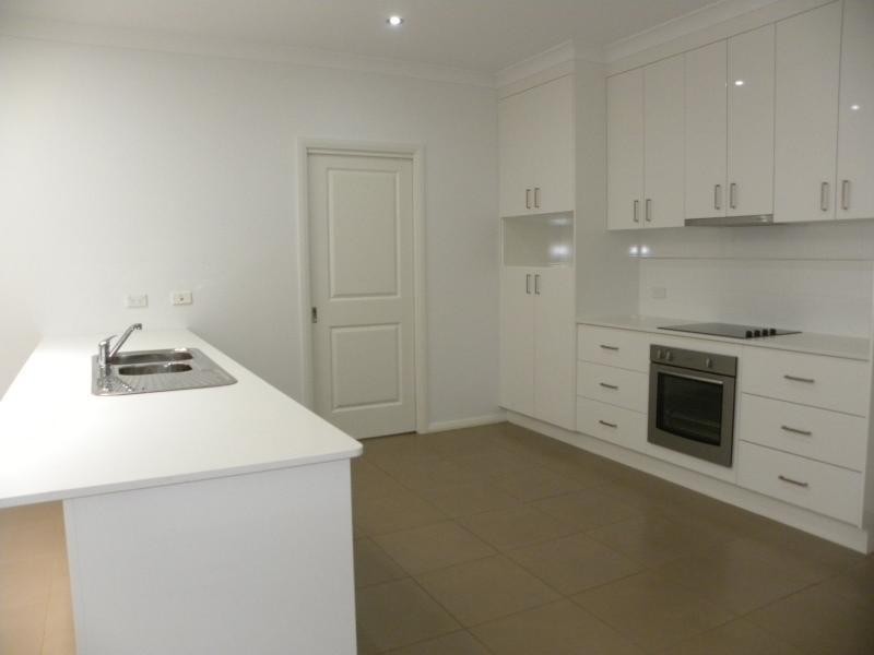 11 Settlers Place, Young NSW 2594