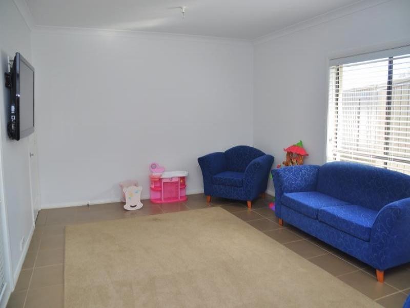 11 Settlers Place, Young NSW 2594