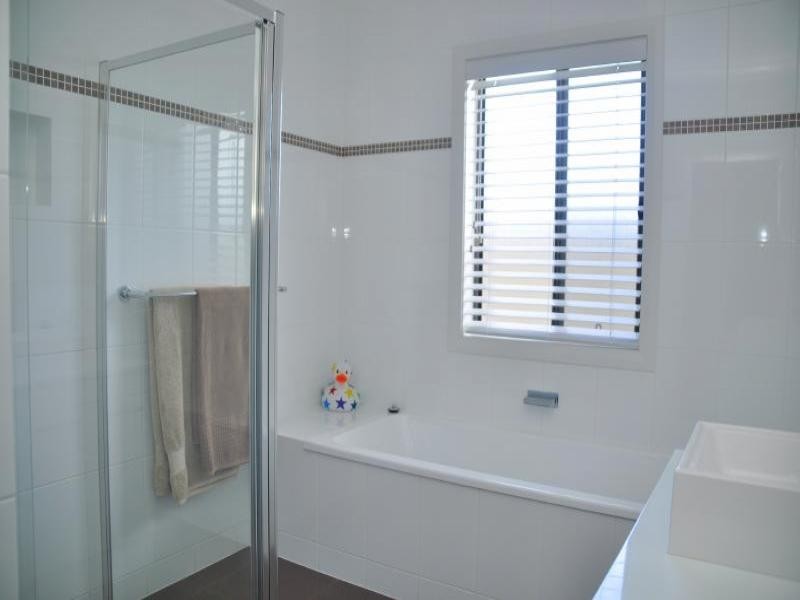 11 Settlers Place, Young NSW 2594