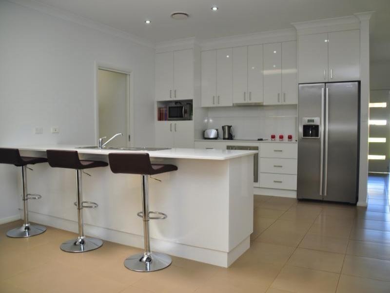 11 Settlers Place, Young NSW 2594
