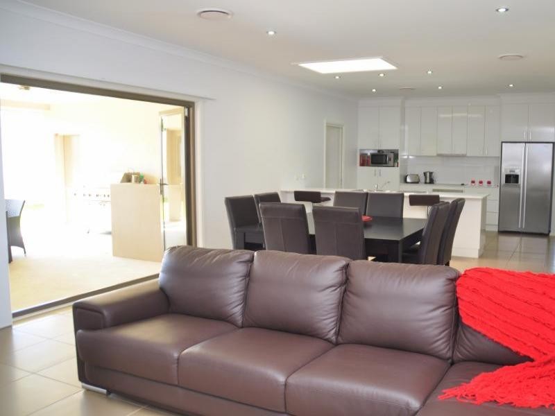 11 Settlers Place, Young NSW 2594