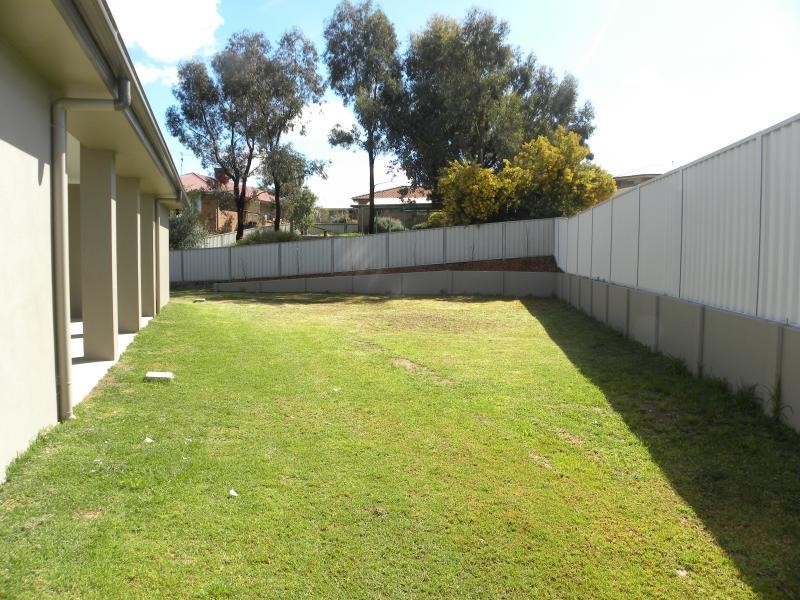 11 Settlers Place, Young NSW 2594