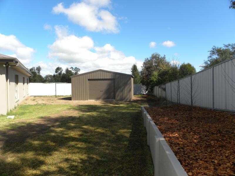 11 Settlers Place, Young NSW 2594