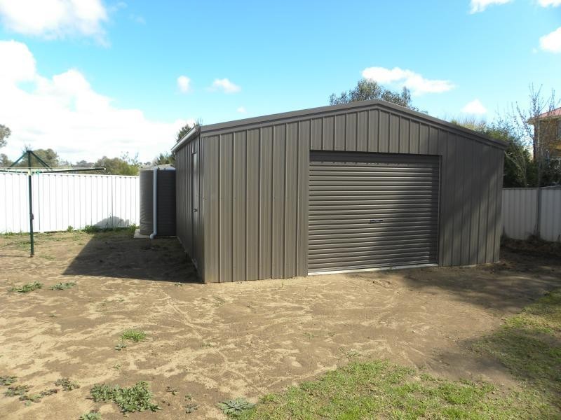 11 Settlers Place, Young NSW 2594