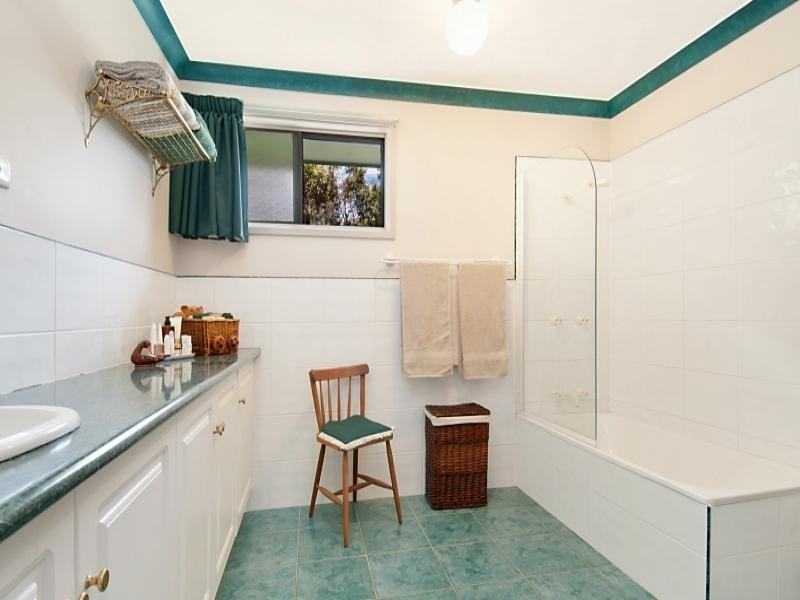 24 Blue Wave Crescent, Forresters Beach NSW 2260