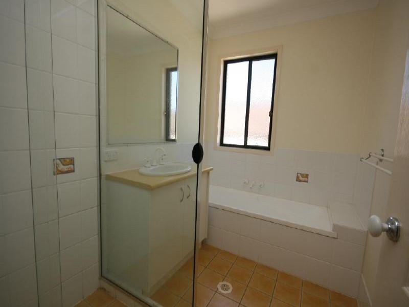 8 Katie Court, Arundel QLD 4214