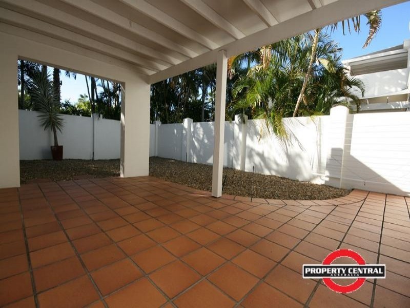 2/100 Cotlew St East, Southport QLD 4215